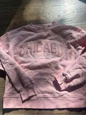 H&M Pink “Chicago Gold Coast Crewneck” Size Small